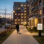 Покупка квартиры в новостройке Перми от застройщика напрямую Person_walking_toward_apartment_…_202606200924.jpeg